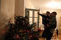 2013-12-14 Zelie mange du pain, les garcons decore le sapin 020